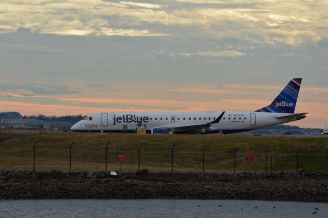 Embraer ERJ-190 (N329JB)