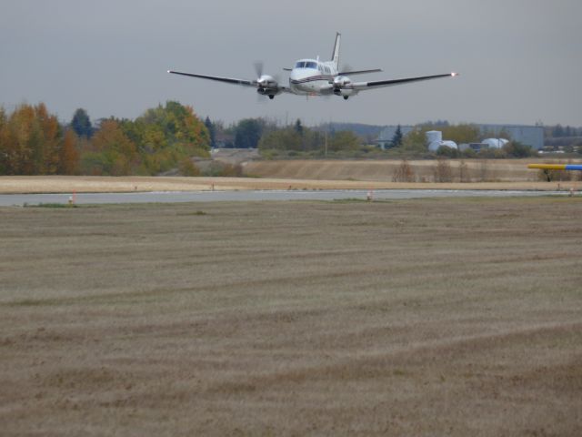 Beechcraft King Air 90 (C-FTPE) - RWY Check