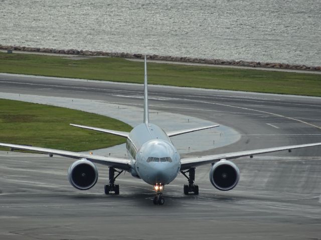 BOEING 777-300ER (C-FIVW)