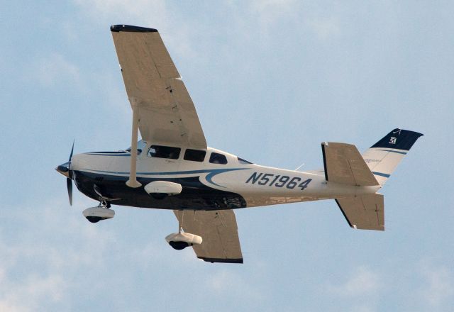 Cessna 206 Stationair (N51964) - The  C206 is one of the greatest aircraft Cessna ever built, next to the two ten.1/8,000 sec (!) shutter speed of the camera makes the propeller stop.Take off RW08. The RELIANT AIR FBO offers the lowest fuel price on the Danbury (KDXR) airport.