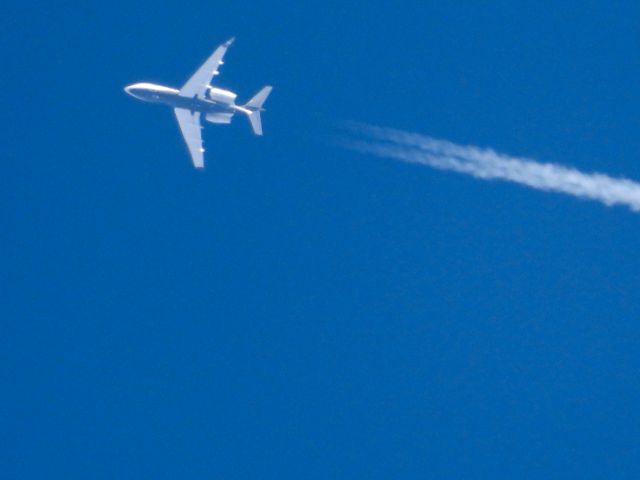 Bombardier Challenger 300 (N585FX) - LXJ585br /CHS-br /12/13/21