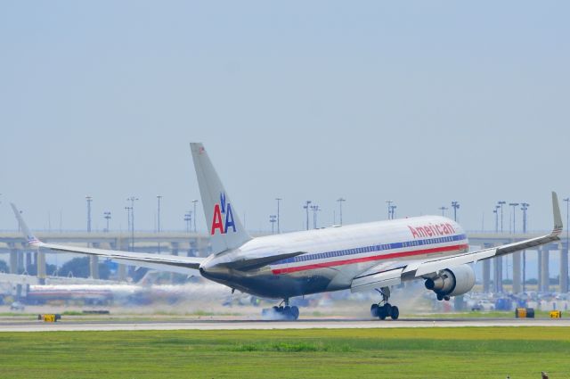 BOEING 767-300 (N347AN) - American B767-300 N347AN Arriving KDFW 08/15/2013