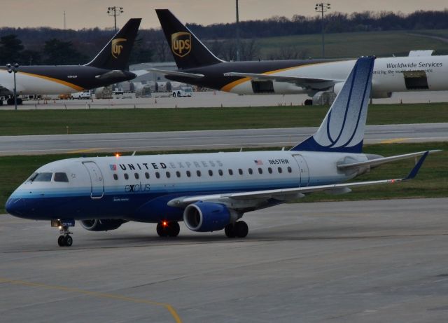 Embraer 170/175 (N657RW) - Taxiing with both beacon lights captured