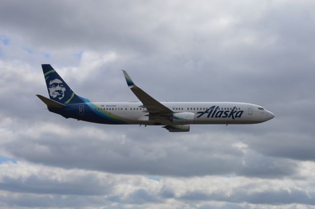 Boeing 737-900 (N224AK) - ASA9984 making a high-speed pass during the 2019 Oregon International Air Show, held at McMinnville Municipal Airport. The 2019 air show took place at McMinnville due to runway construction at Hillsboro.