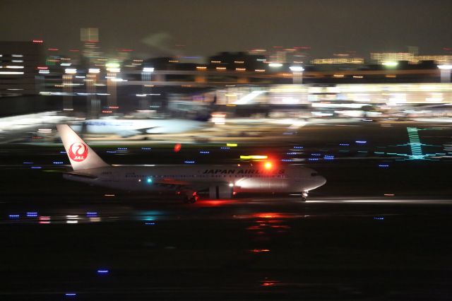 BOEING 767-300 (JA8985) - 19 June 2015