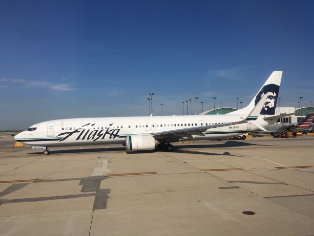 Boeing 737-800 (N413AS) - In 982TW, caught this image of one of the thousand 737s seen in O Hare.