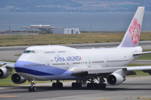 Boeing 747-400 (B-18207)