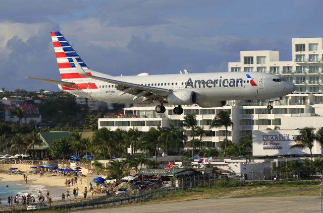 Boeing 737-800 (N857NN)