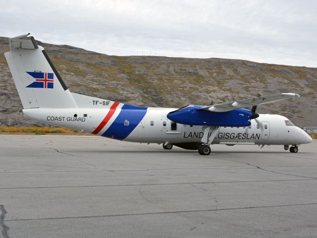 de Havilland Dash 8-300 (TF-SIF) - Starting up in front of the Hangar