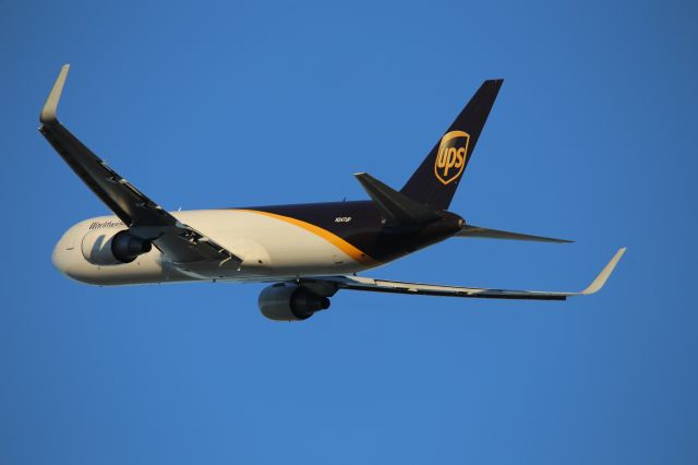 BOEING 767-300 (N347UP)