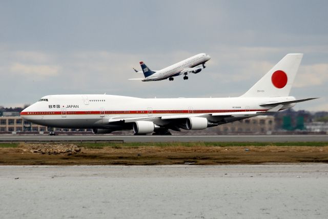 Boeing 747-400 (20-1101) - Japan Air Force 001 Heavy taxiing for departure. The first of 2 747s to depart of the visiting Japanese Prime Minister