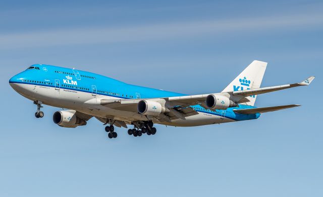 Boeing 747-400 (PH-BFB) - KLM691 arrives from Amsterdam, short finals for runway 23