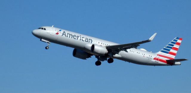 Airbus A321neo (N422AN) - Shortly after departure is this 2020 American Airlines Airbus 321-253NX in the Winter of 2022.