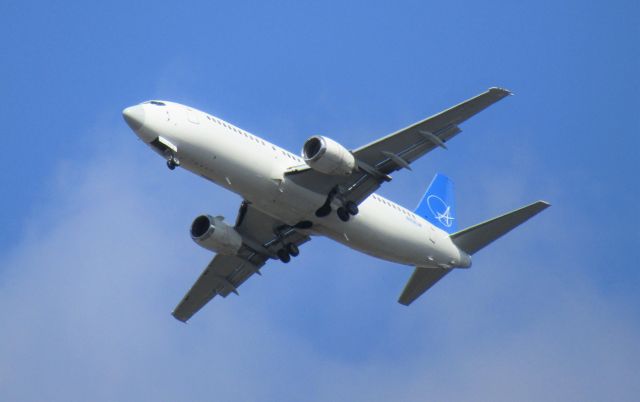 BOEING 737-400 (N458UW) - Swift Air's iAero livery turning onto final approach at KBUF. Select FULL for HD quality!!