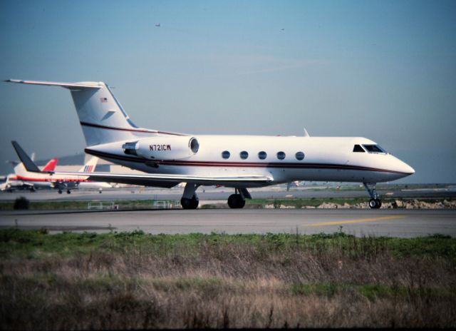 Gulfstream Aerospace Gulfstream 3 (N721CW) - KSFO - taken late 1980s- Gulfstream III private jet for Ceasars World Intl waiting for take off permission. RZjets shows re=reg as N80SR.