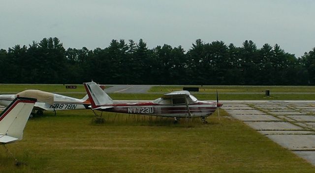 Cessna Skyhawk (N7723U) - An old beat up C172. Seen a lot of hours, resting now - semi-permanently it seems - at Nashua airport.