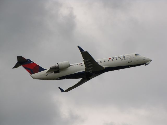 Canadair Regional Jet CRJ-200 (N8976E)