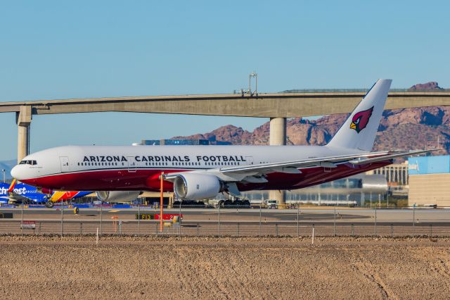 Boeing 777-200 (N867DA) - Arizona Cardinals 777-200 taxiing at PHX on 11/12/22. Taken with a Canon R7 and Tamron 70-200 G2 lens.