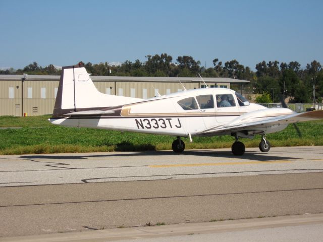 Piper Apache (N333TJ) - TAXIING TO RWY 24