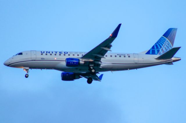 Embraer 175 (N620UX)