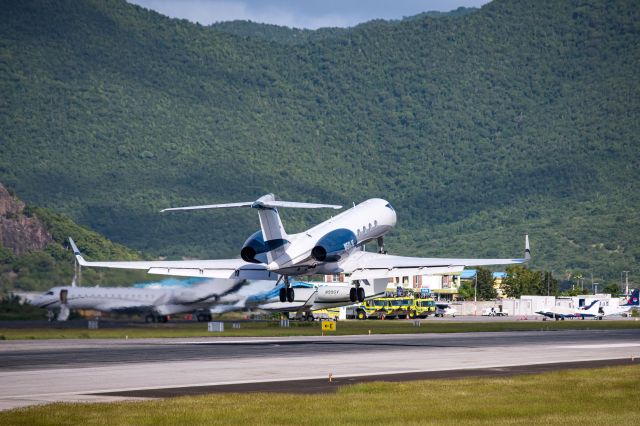 Gulfstream Aerospace Gulfstream V (N50JE) - On take off runway 10