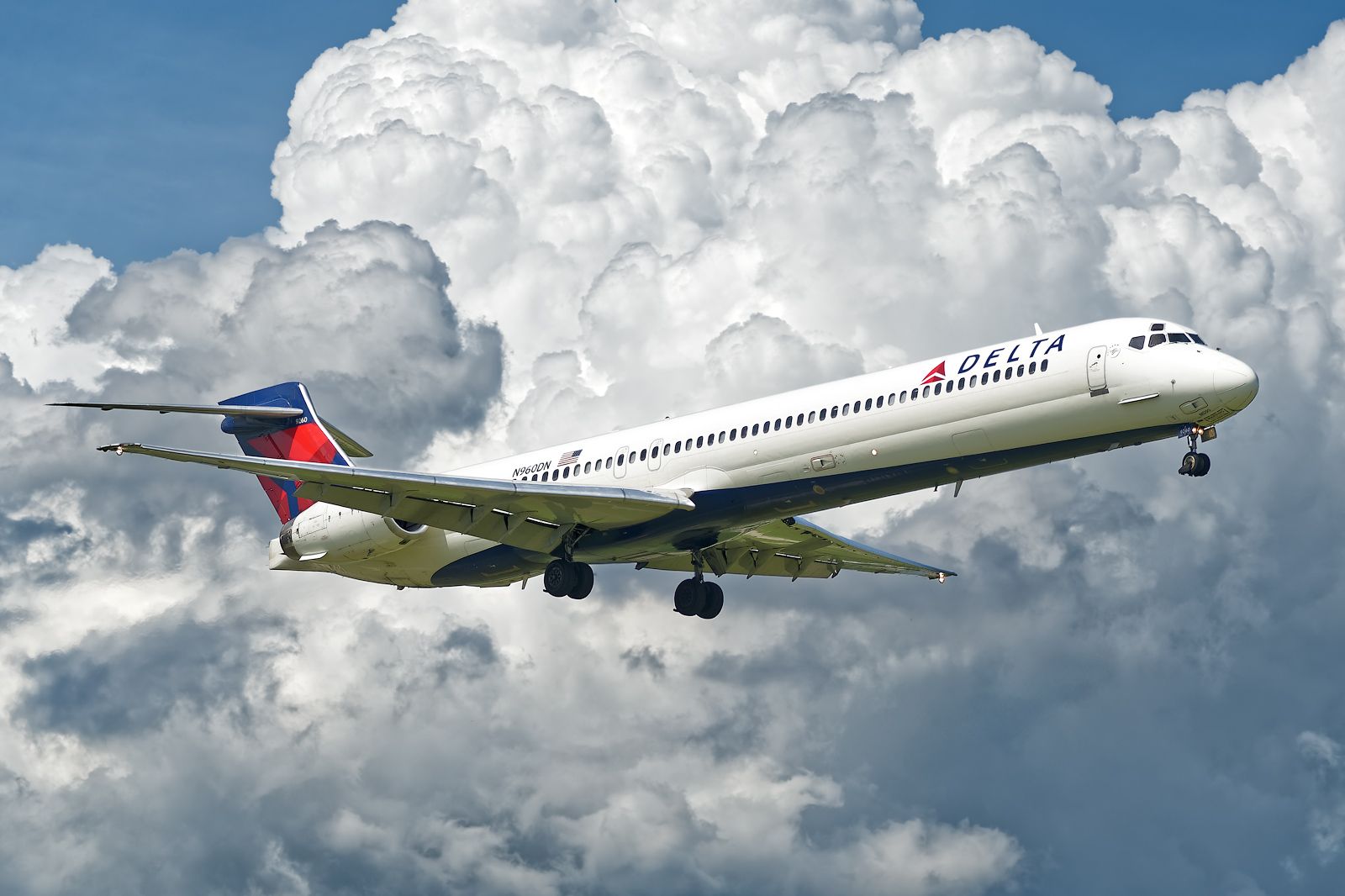 McDonnell Douglas MD-90 (N960DN) - Freshly "plane washed" after going through the rain.