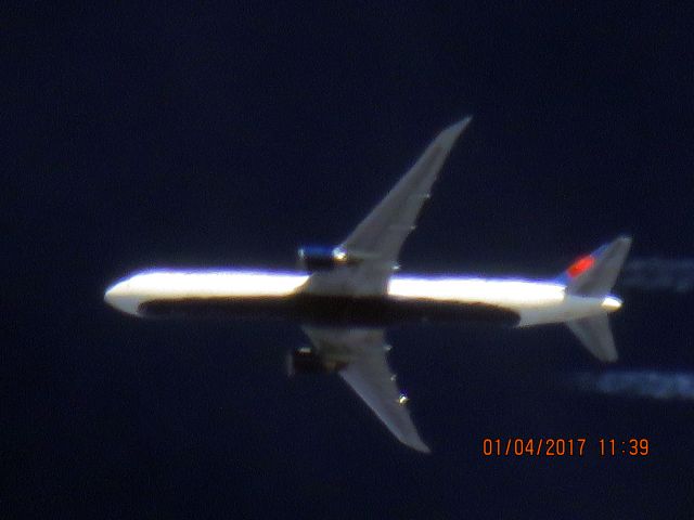 BOEING 767-400 (N837MH)