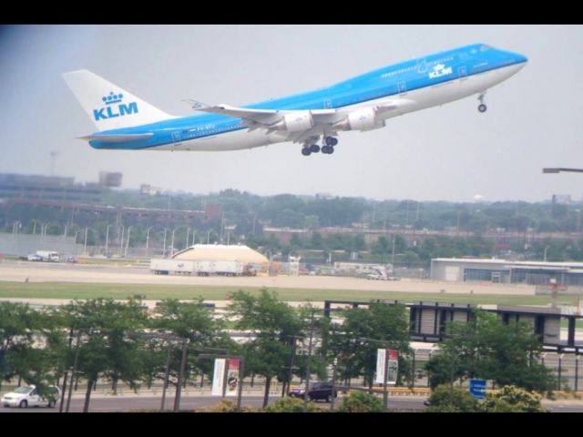 Boeing 747-200 (PH-BFU) - KLM Boeing 747-400 taking off on runway 14L. View from top of O'hare parking garage.