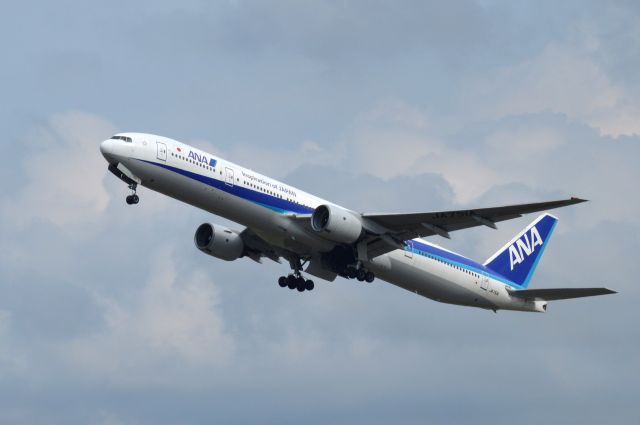 BOEING 777-300 (JA751A) - 2015-08-20