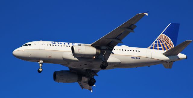 Airbus A319 (N823UA) - Inbound from YVR -- UA664