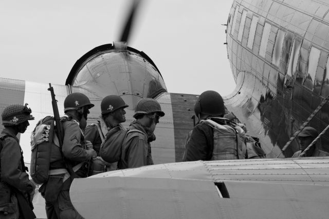 Douglas DC-3 (N33VW)