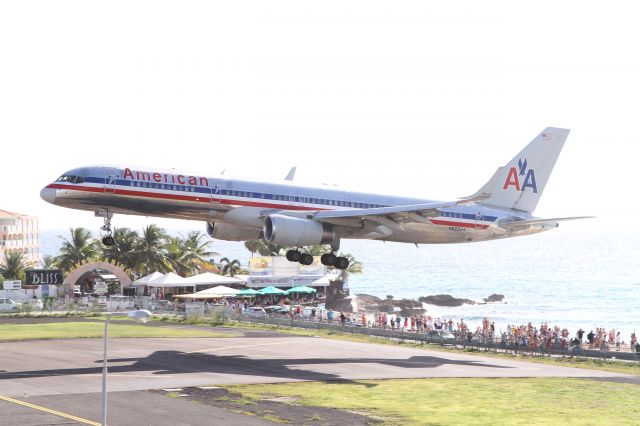 Boeing 757-200 (N623AA) - Touching down in St Maarten