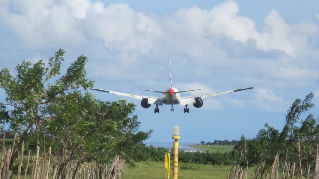 Boeing 777-200 (G-VIIO) - BA 2159 APPROACHING RUNWAY 10