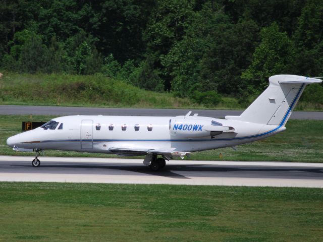 Cessna Citation III (N400WK) - Arriving on runway 20 KJQF - 5/26/09