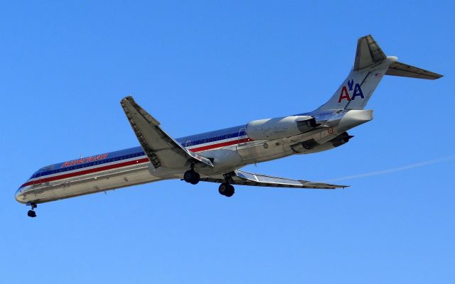 McDonnell Douglas MD-83 (N466AA)