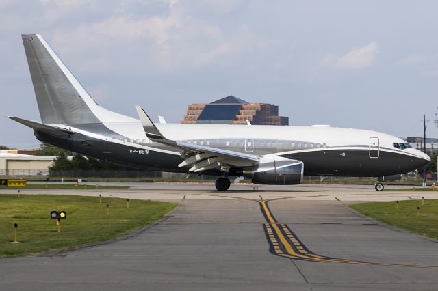 Boeing 737-700 (VP-BBW) - VP-BBW arriving from Genoa Italy. Unfortunately, a King Air 350, N534FF, crashed on takeoff earlier in the day into its hanger killing all onboard. May they rest in peace. 