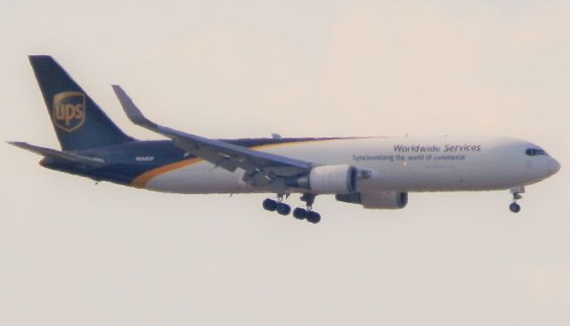 BOEING 767-300 (N344UP)