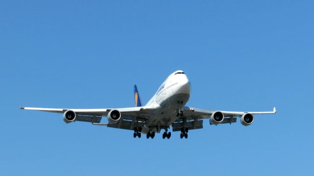 Boeing 747-400 (D-ABVL) - P6 Economy Parking Lot - Lufthansa Airlines Flight 402