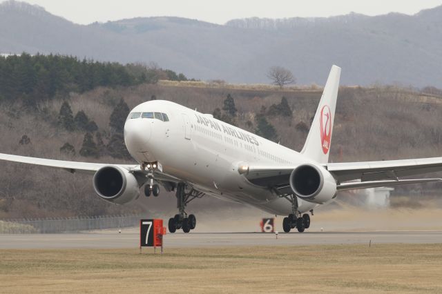 BOEING 767-300 (JA659J) - 03 April 2016:HKD-HND.