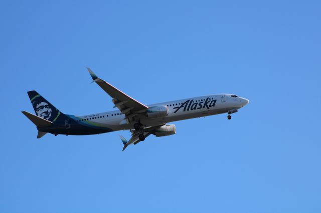 Boeing 737-900 (N428AS) - On final is this 2016 Alaska Air Boeing 737-990ER in the Winter of 2020.