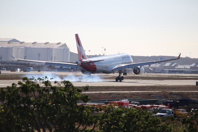 Airbus A330-200 (VH-EBQ)