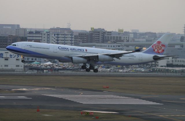 Airbus A340-300 (B-18802)