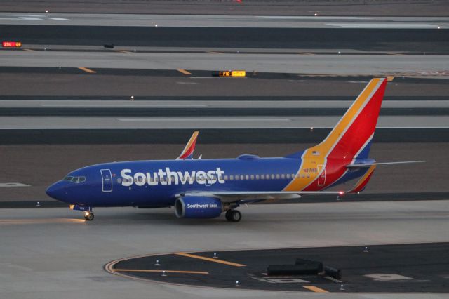 Boeing 737-700 (N7718B)