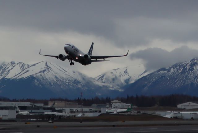 Boeing 737-700 (N626AS) - Takeoff from Runway 15-33