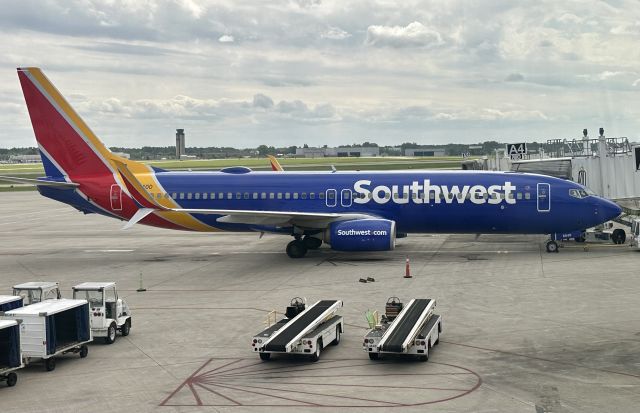 Boeing 737-800 (N8640D) - Sitting at Gate A4