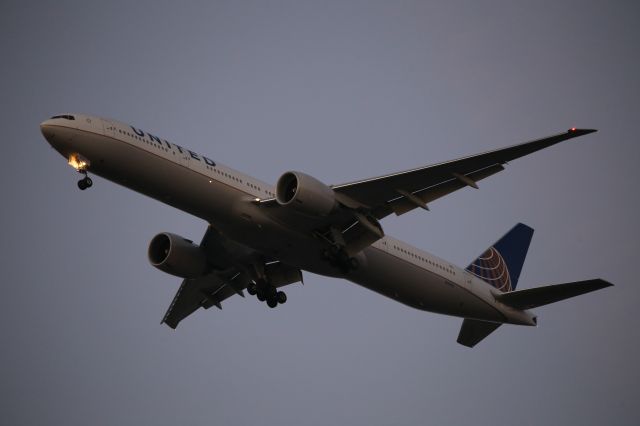 BOEING 777-300ER (N2645U)