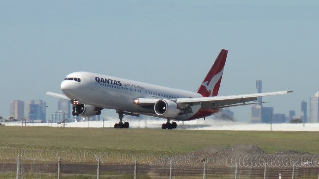 BOEING 767-300 (VH-OGQ) - Boeing 767-338ER QF811 CBR-MEL Tue 4 Sep 2012 Melbourne Tullamarine - RWY 34 Inbound.