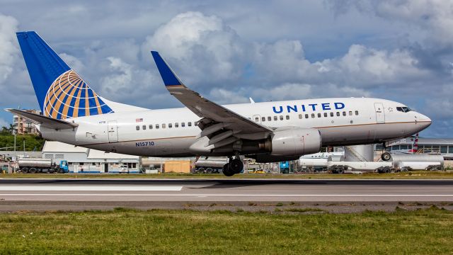 Boeing 737-700 (N15710)