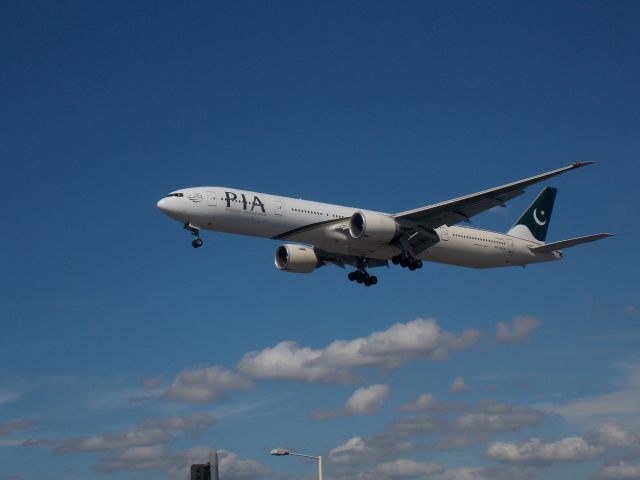 BOEING 777-300 (AP-BHW)