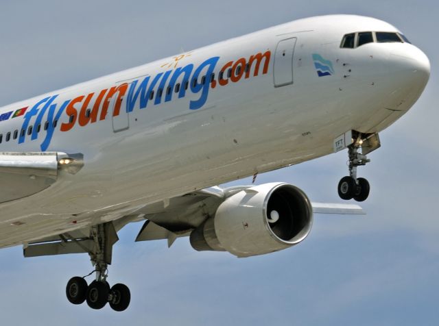 BOEING 767-300 (CS-TFT)